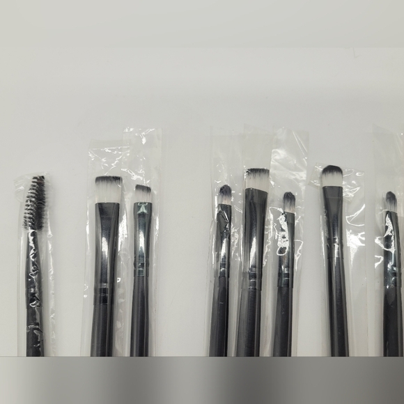 Makeup Brushes 14pcs Various Types​​​ - Picture 3 of 5